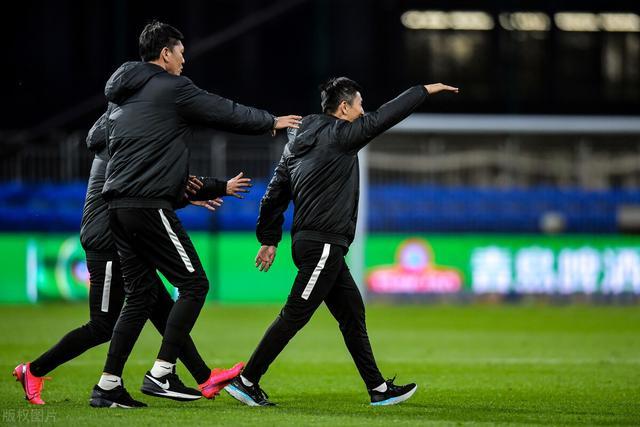  法兰克福主教练赛后批评裁判判罚引发争议  